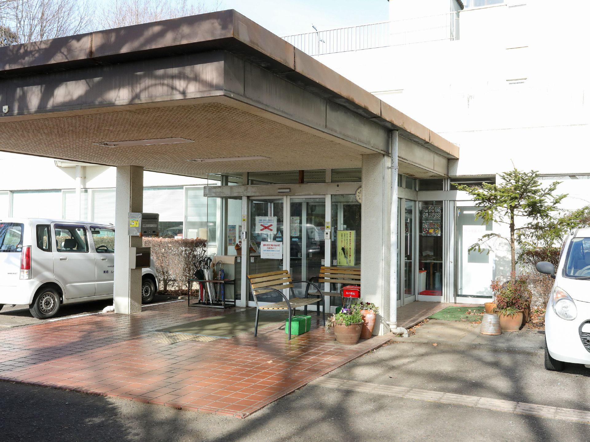 自動ドアが設置され、ベンチが設置されている玄関