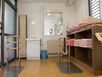 洗面台と脱衣所がある施設内の水回りの写真。浴室周りの設備