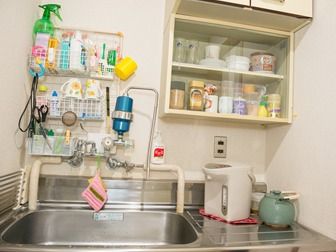 小さなきっびん周りにさまざまな調理器具や調味料が置いてある様子。ミニキッチンの写真