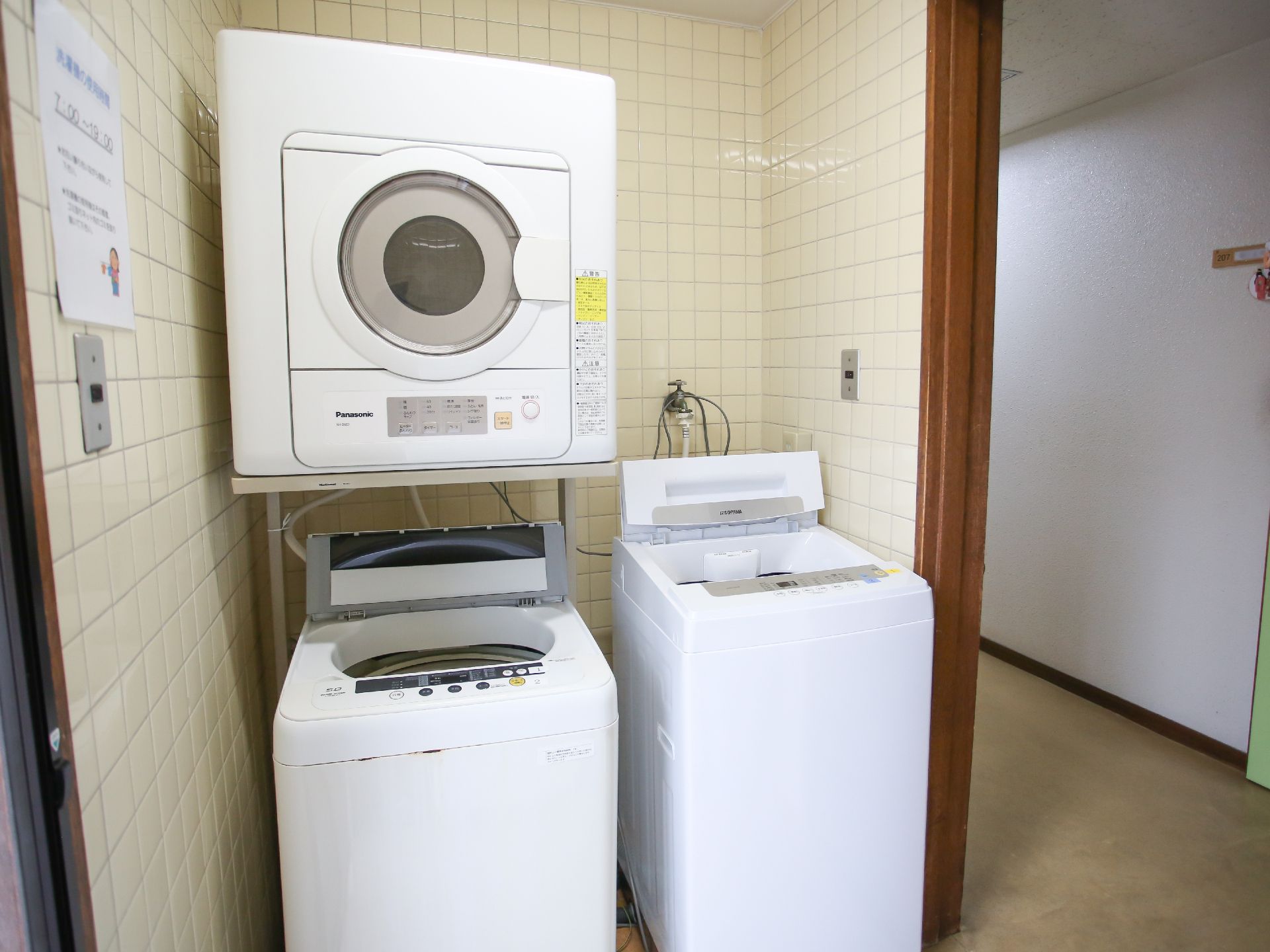 洗濯機と乾燥機がおかれている洗濯室