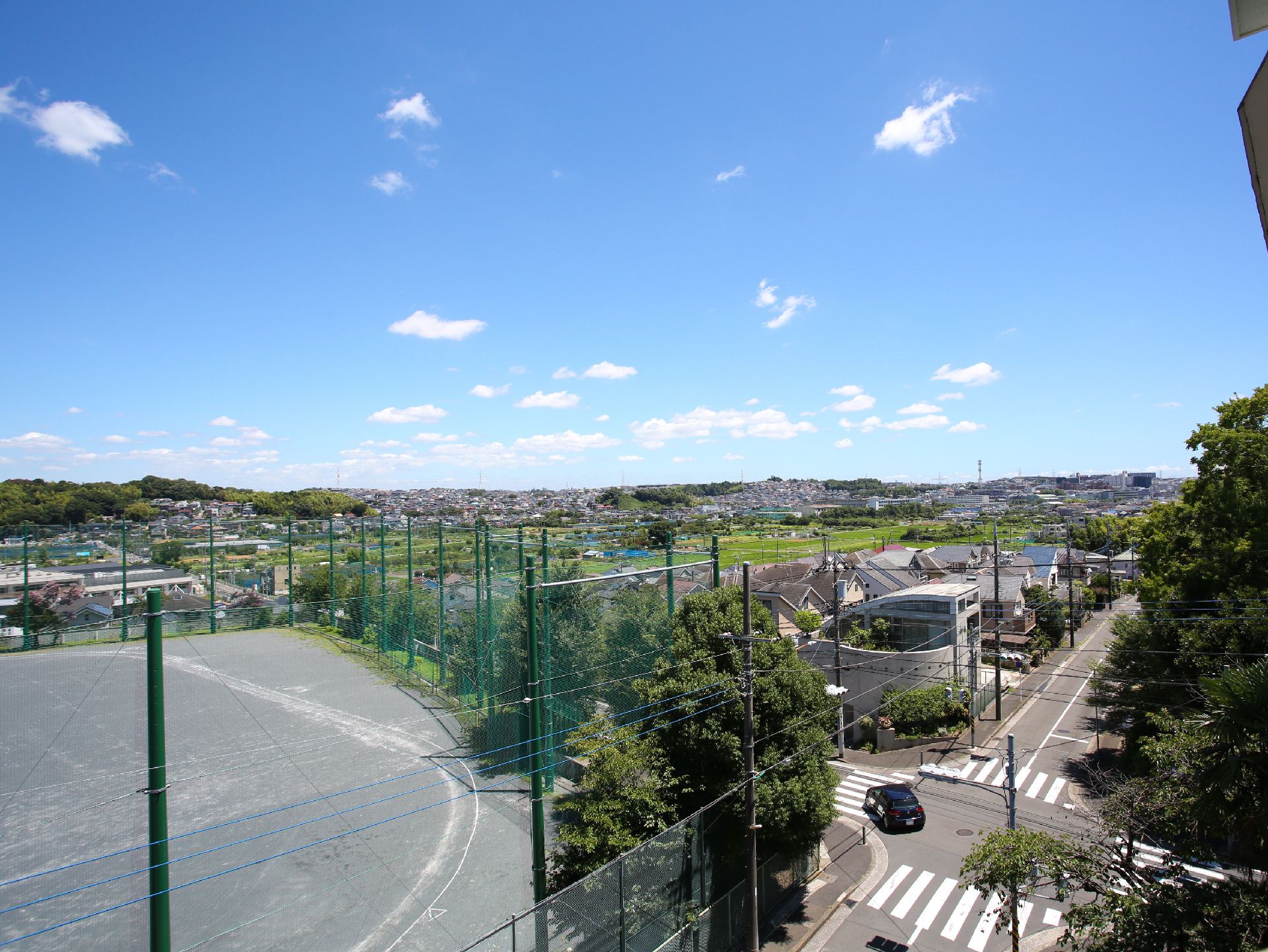 コンビニエンスストアが近くにある施設からの景色