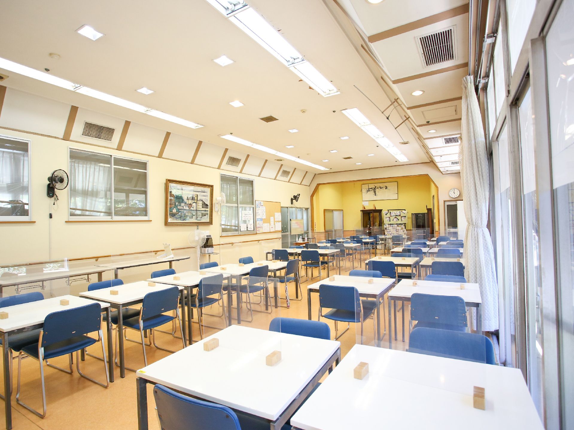 パーテーションを設置した食堂