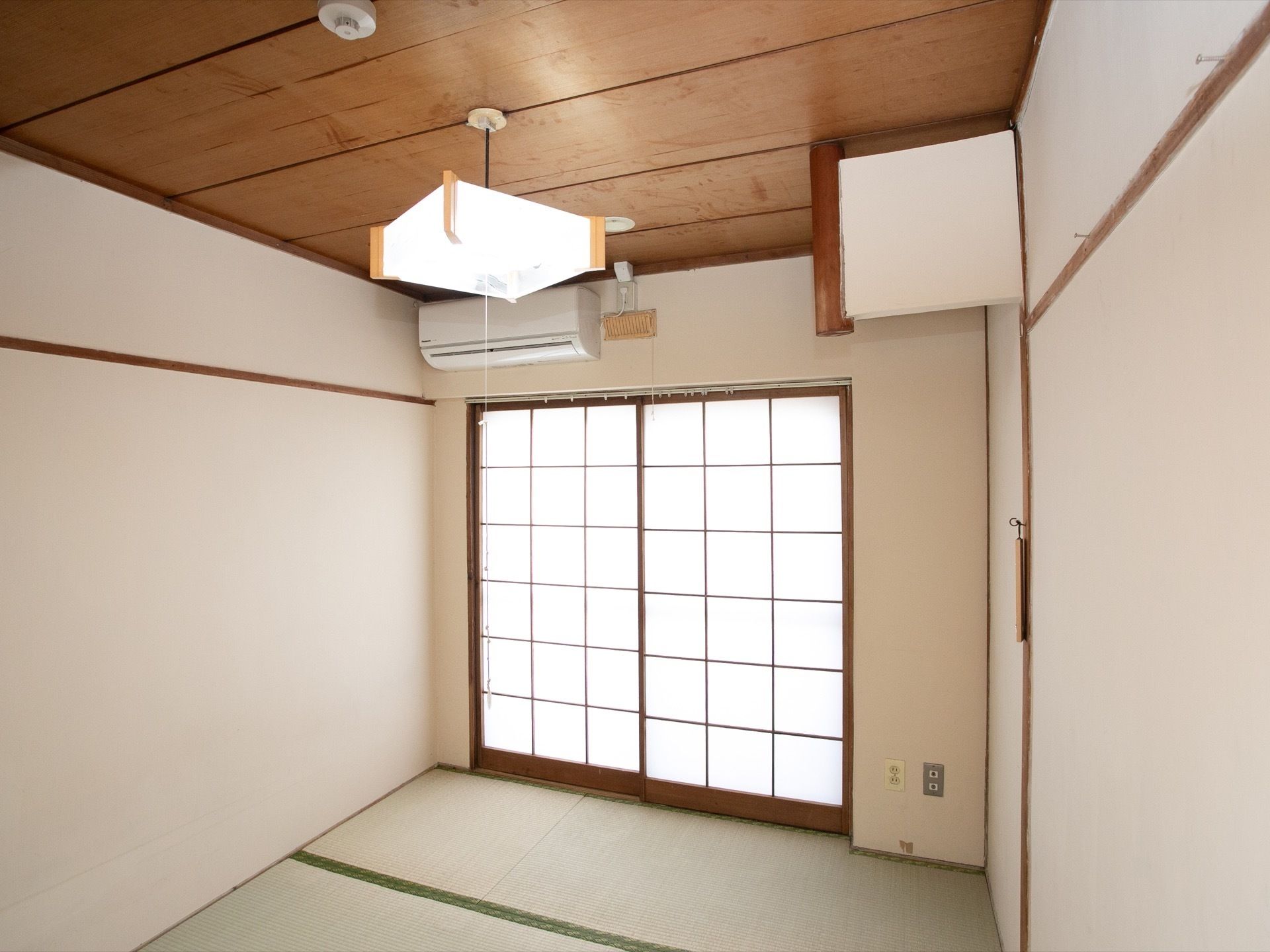 居室は和室になっており、窓には障子が取り付けられている。エアコンがあるので、どの季節も快適に過ごすことができる。