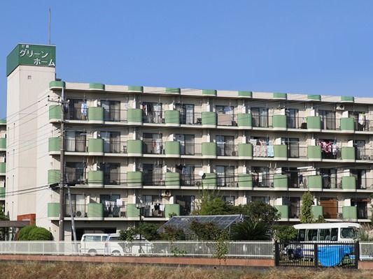 通常のマンションのような外観の施設。天気が良い日に施設外観を写したもの