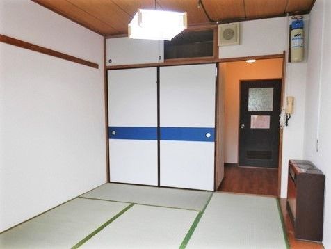 押し入れが付いた畳敷きの和室には照明器具や暖房もついている。