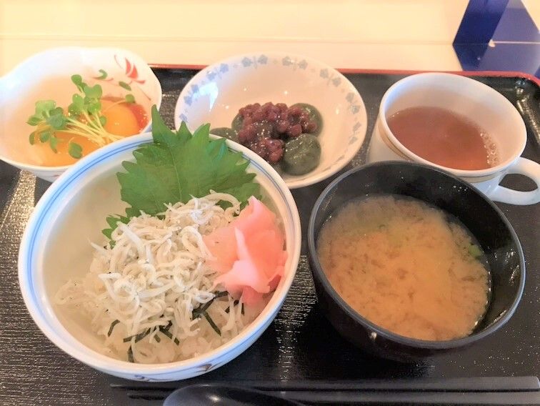 しらす丼やよもぎ餅など、主菜からデザートまでバランスの取れた献立