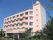 背の高いマンションタイプの建物。鉄筋コンクリート造りの５階建て構造となっており、敷地は舗装がなされている。