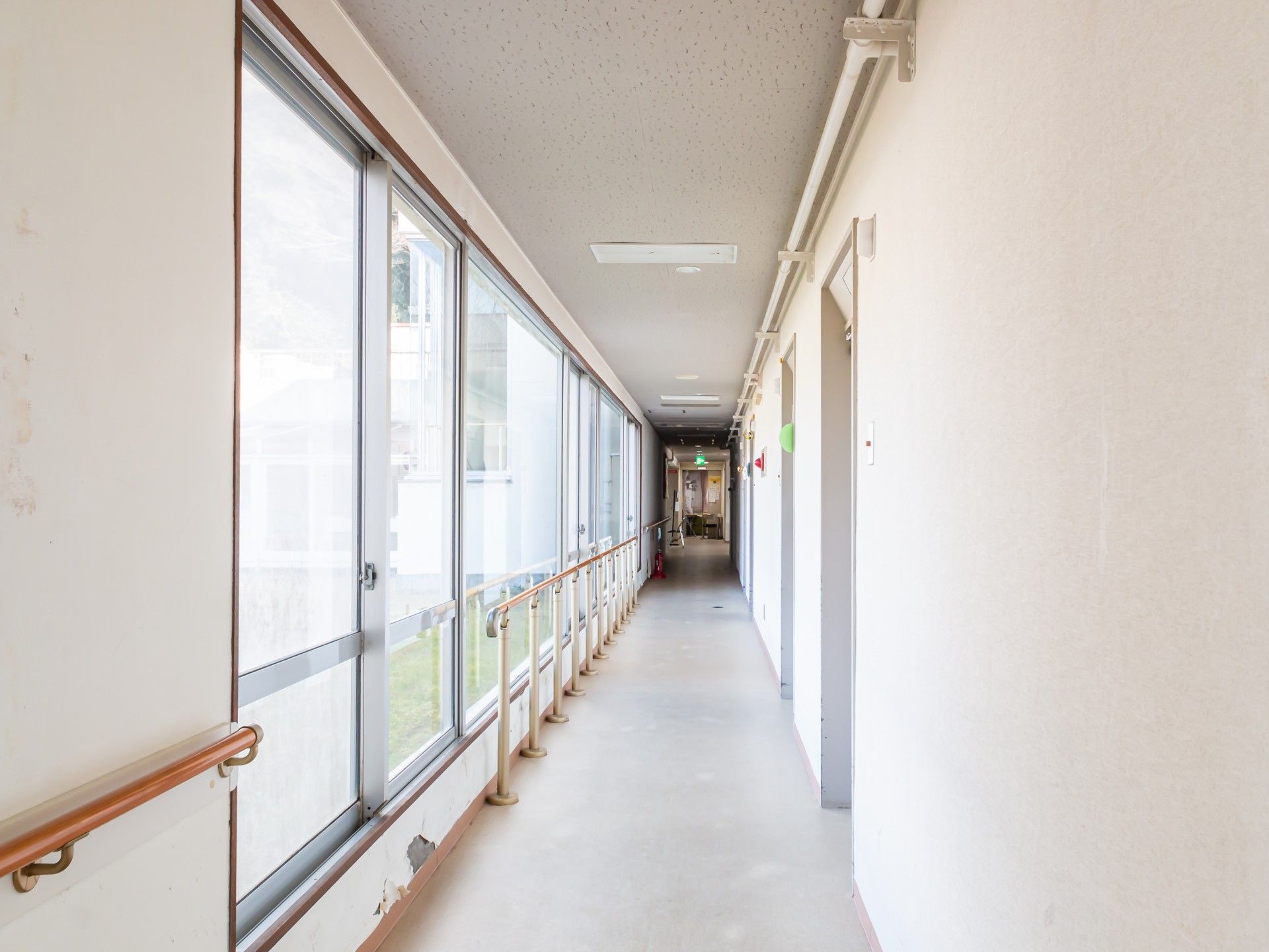 手すり付きの長い廊下