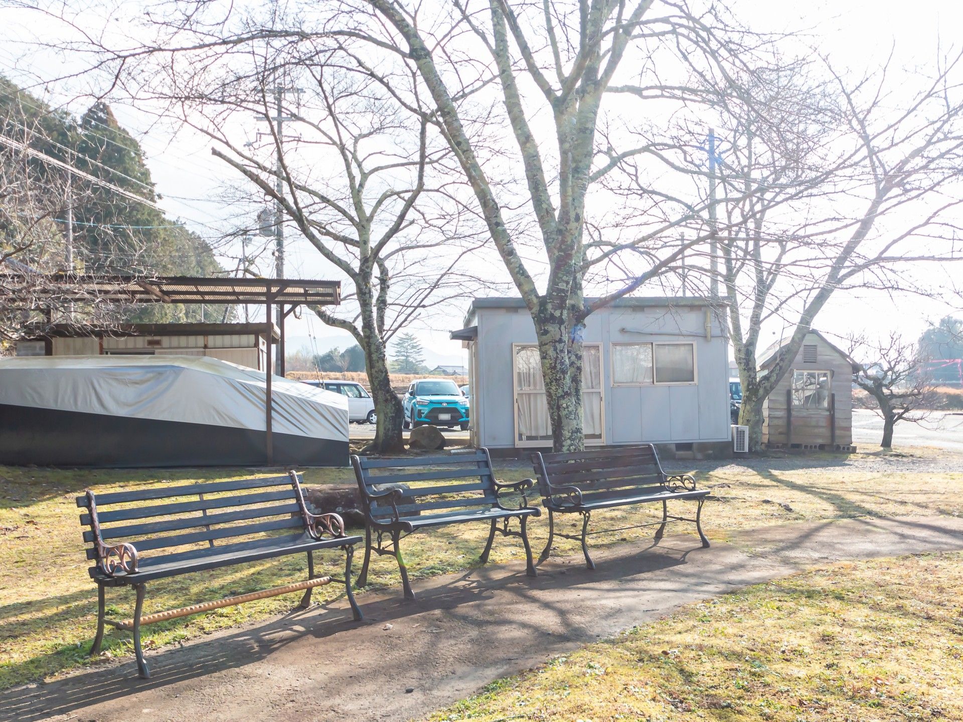 木陰のベンチと小屋