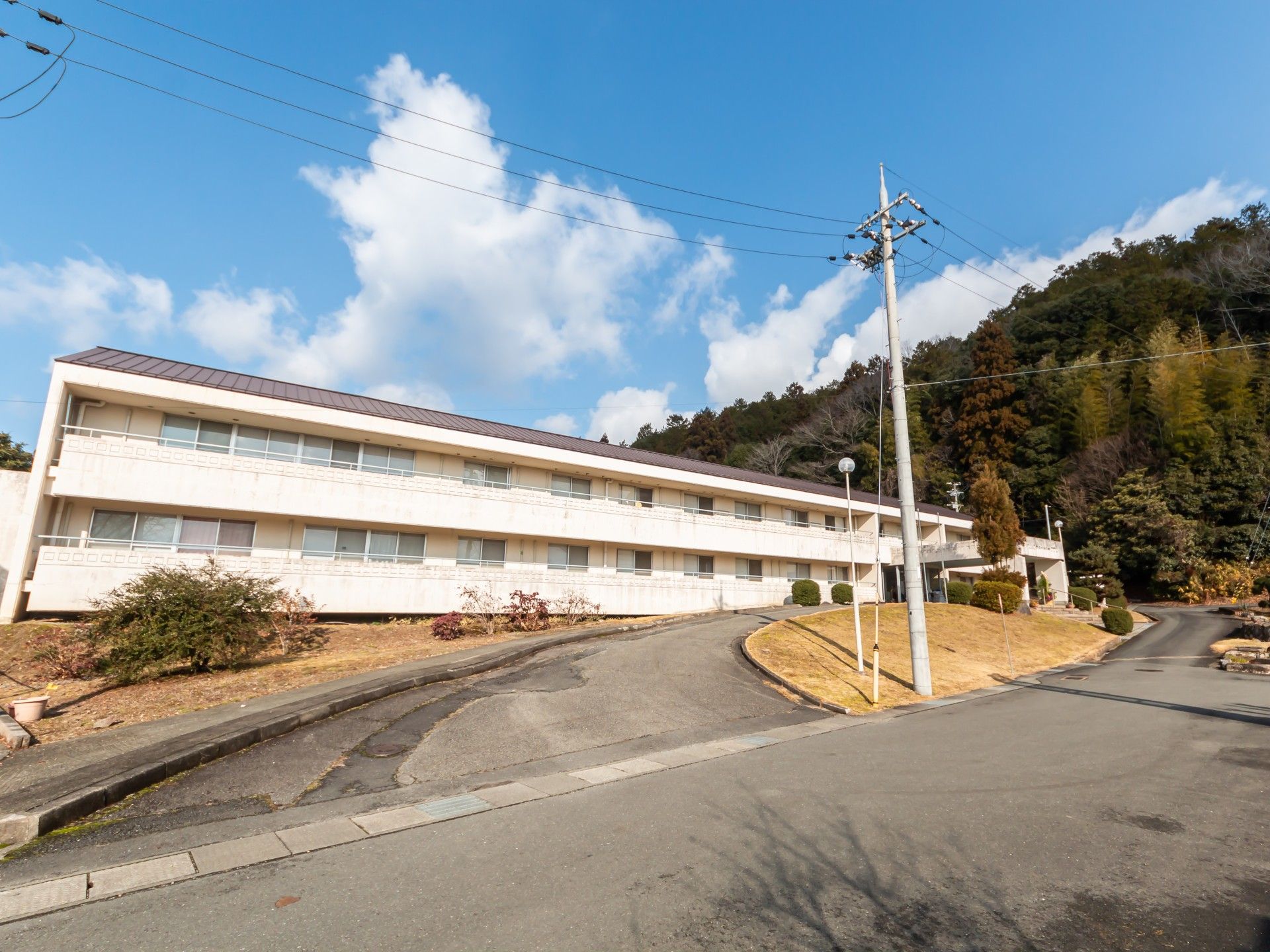 自然に囲まれた建物外観