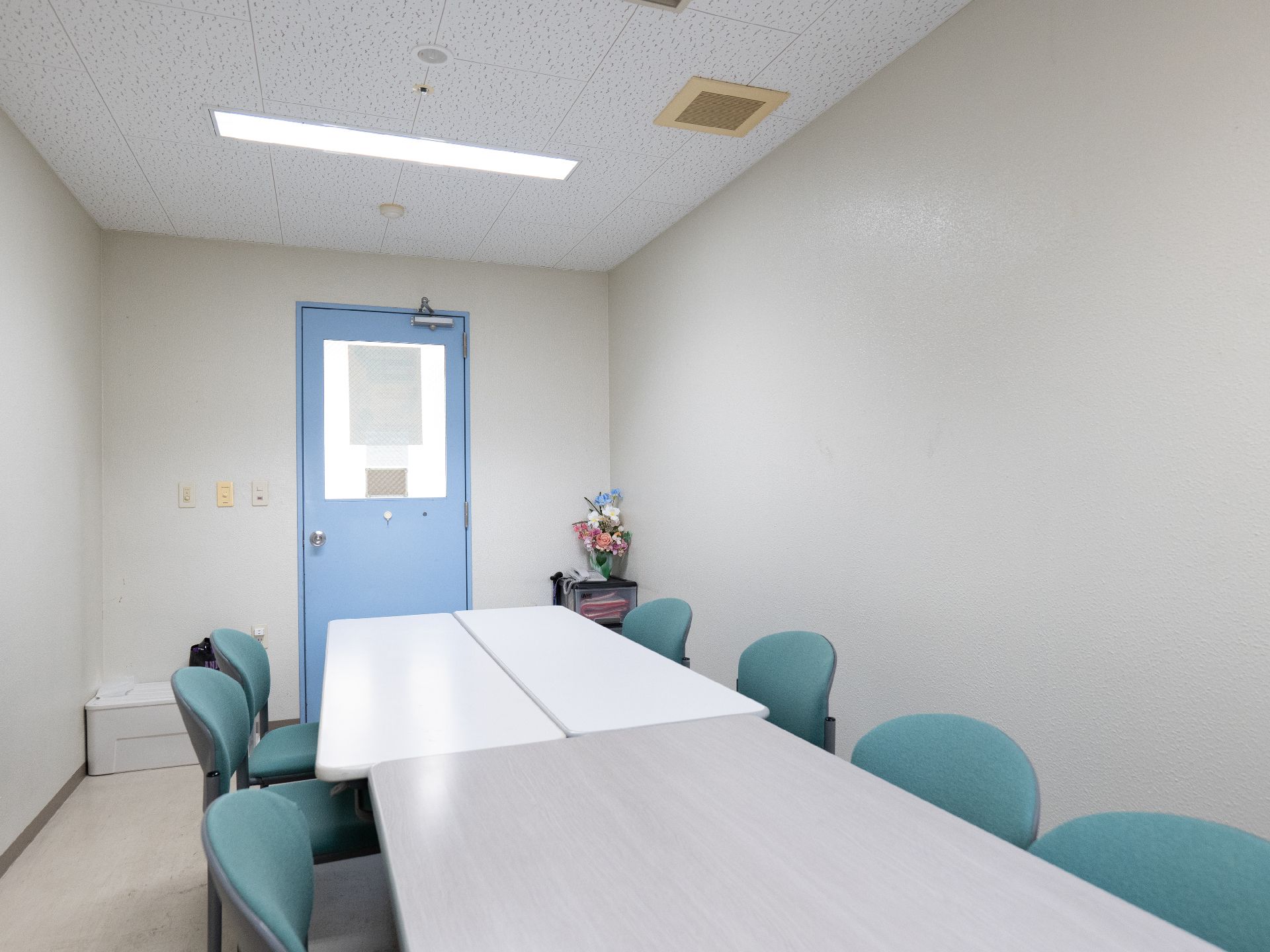 長テーブルと椅子が設置された談話スペース