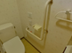 バリアフリーの明るいトイレスペース