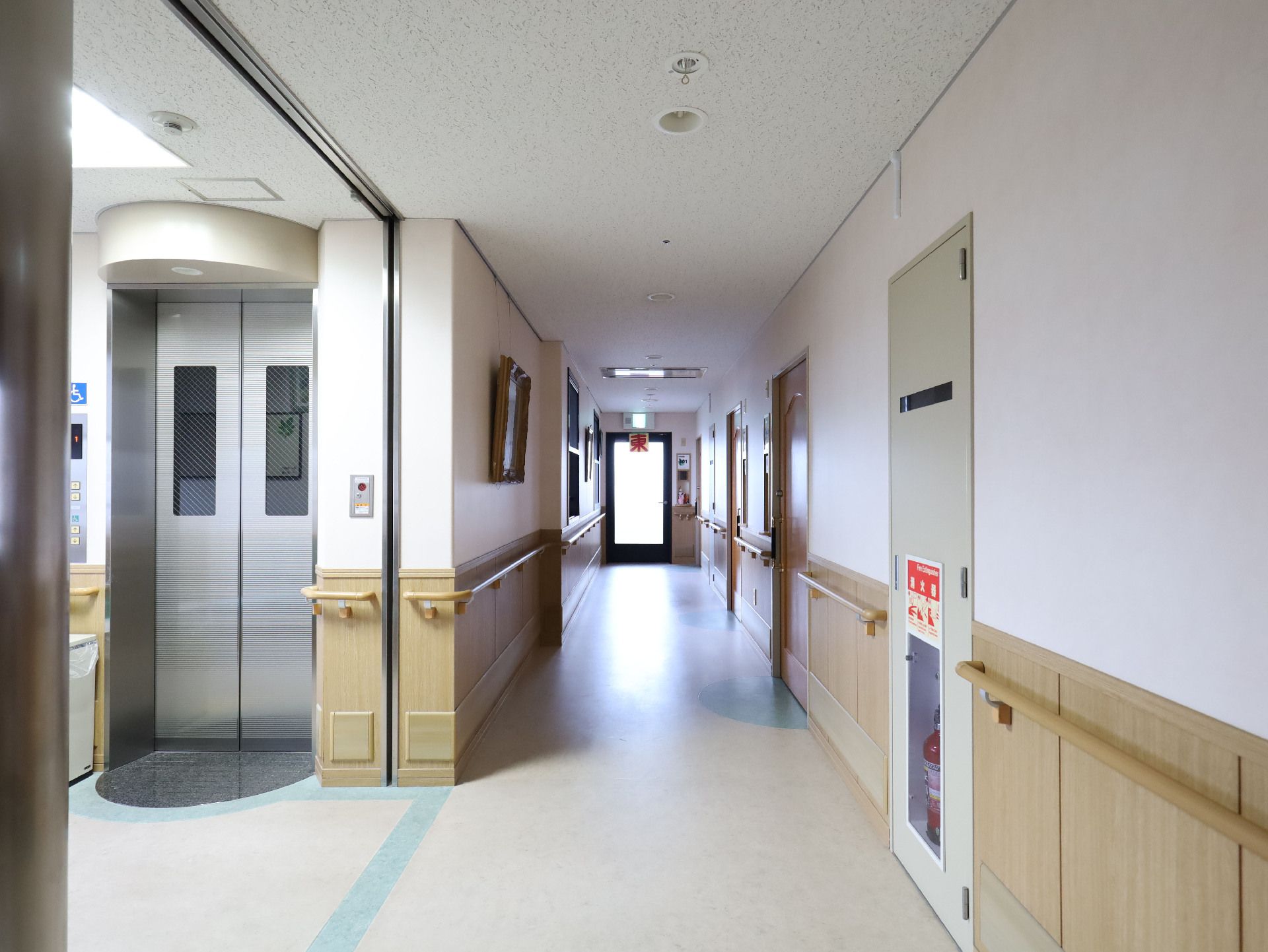 両側に手すりが付いている廊下