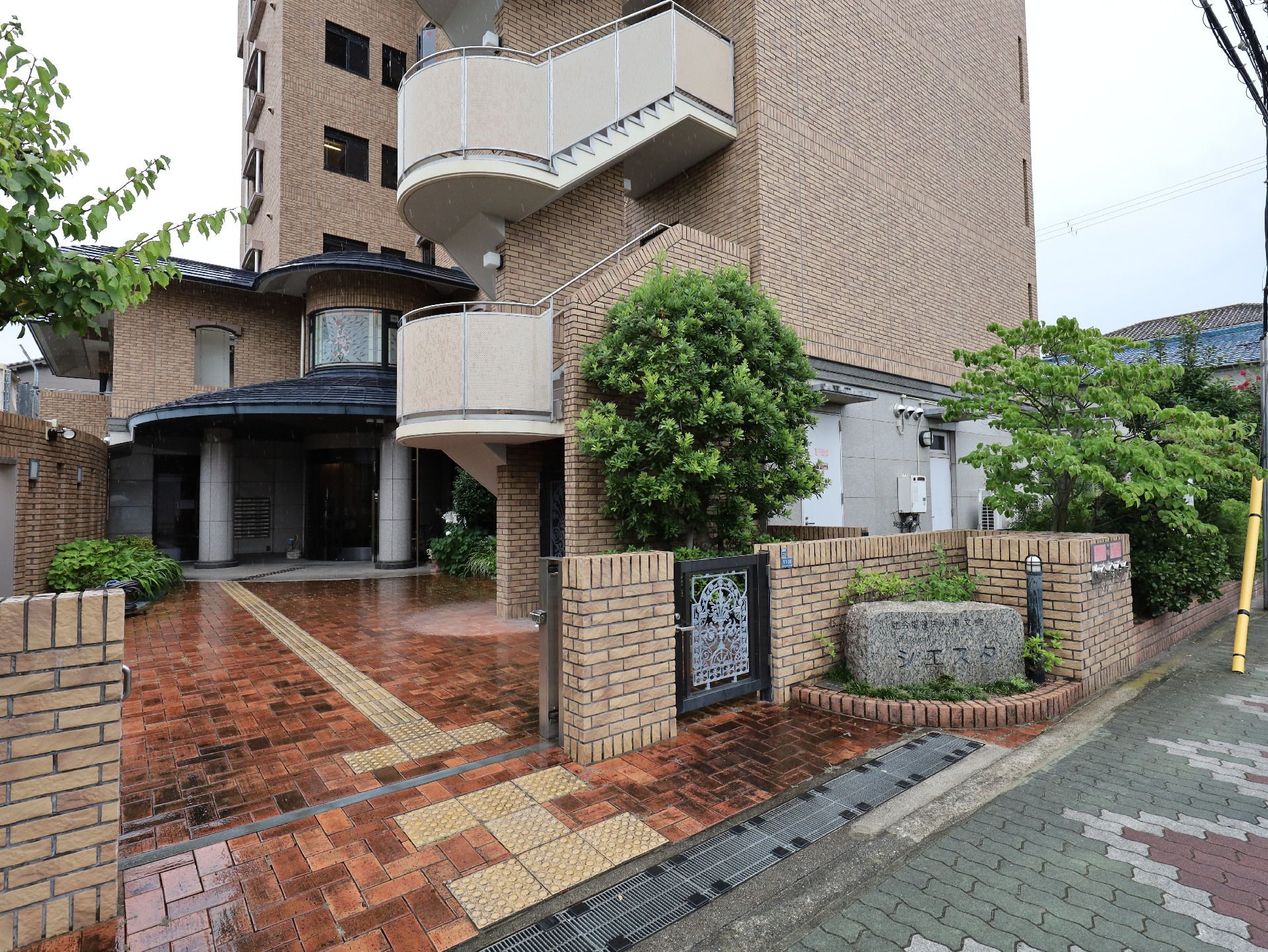 道路沿いに立地している６階建てのレンガ調の外観の建物
