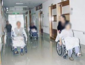 車椅子の方が移動する廊下