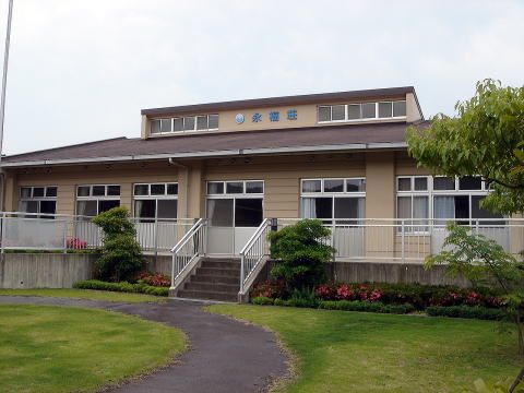ゆったりとした外観の建物