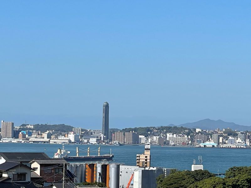 海と街並みの景色
