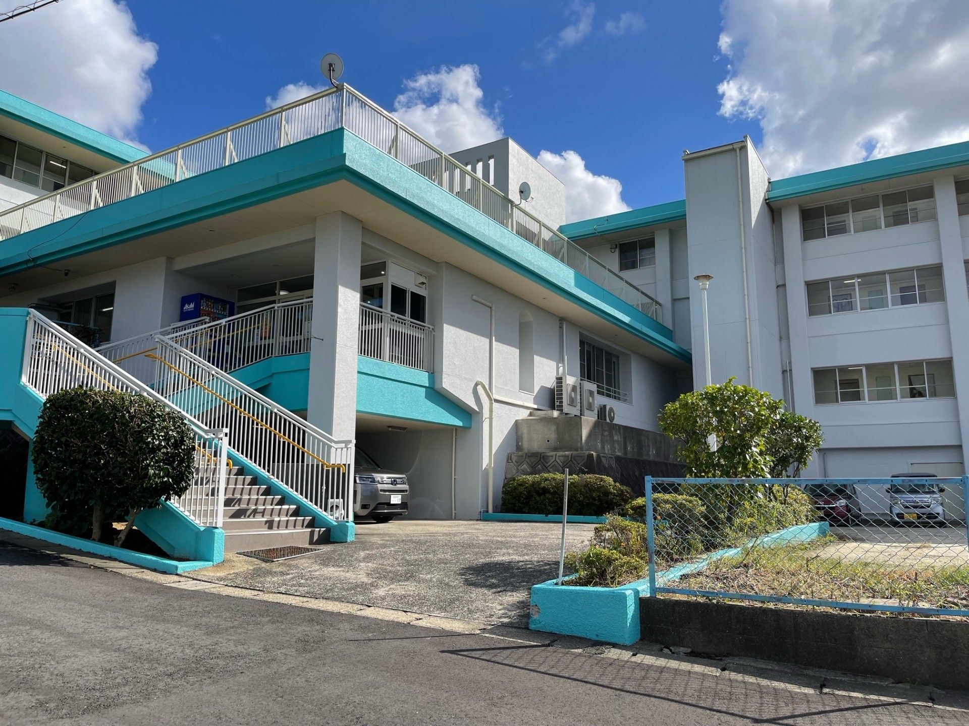 明るい建物のエントランス
