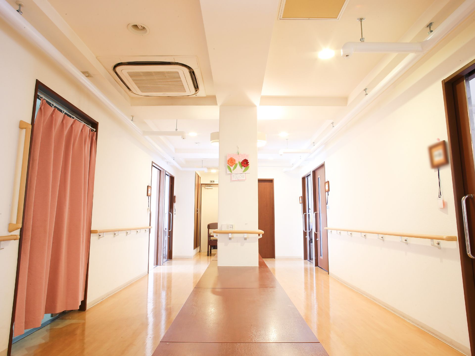 共用廊下は広く、両側の壁に手すりが付いている。廊下の真ん中にはベンチがあるため、疲れた時など座って休むことも可能。