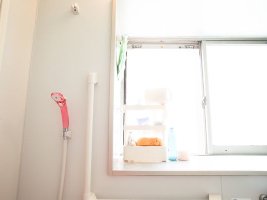 浴室のシャワーと窓