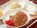この日の主食であるカレーライスの拡大写真。にんじんや肉など、具がすべて細かいのが分かる。福神漬けも添えられている。