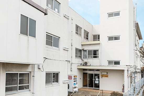 明るい入り口の建物