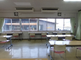 広々とした介護施設の食堂