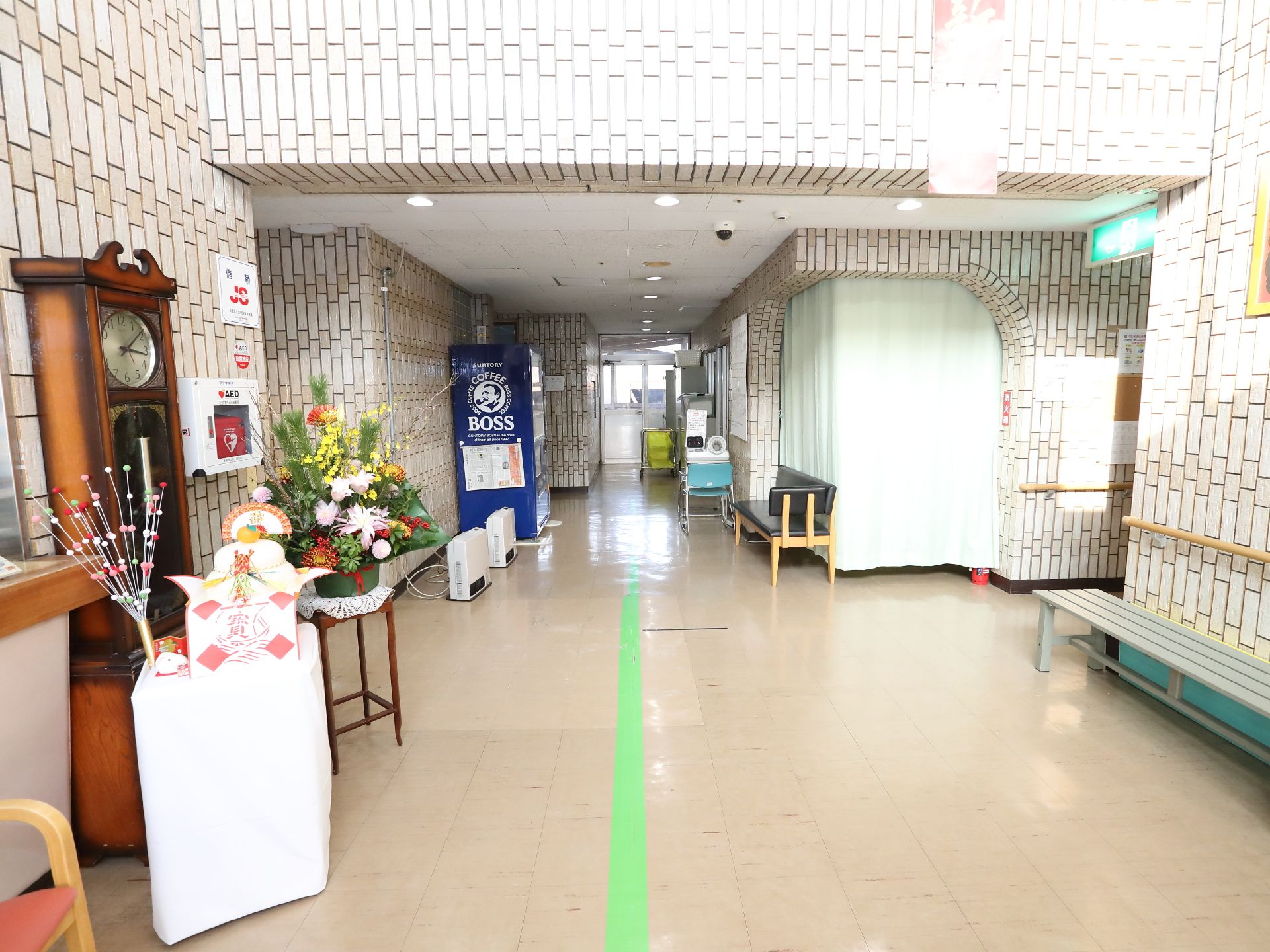 長椅子が設置された廊下