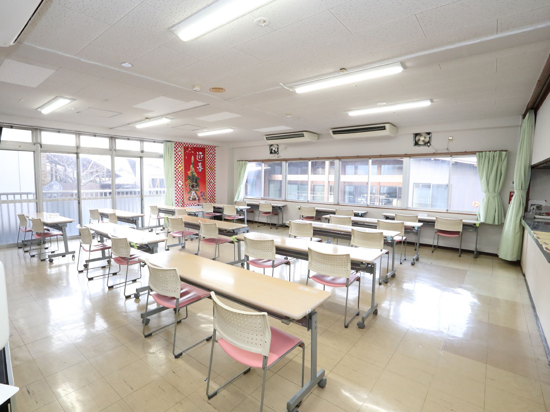 複数の窓のある共有スペース