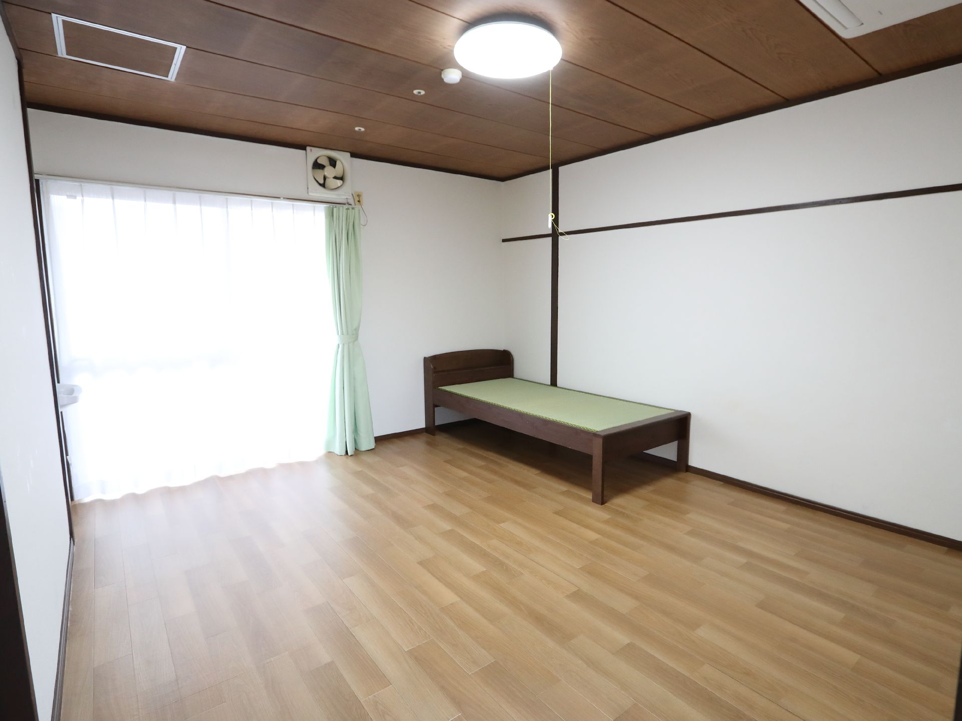 明るい照明のある居室