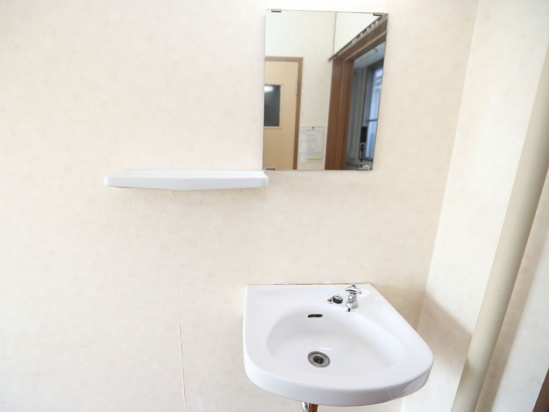 杖の方でも利用しやすい椅子がある洗面台