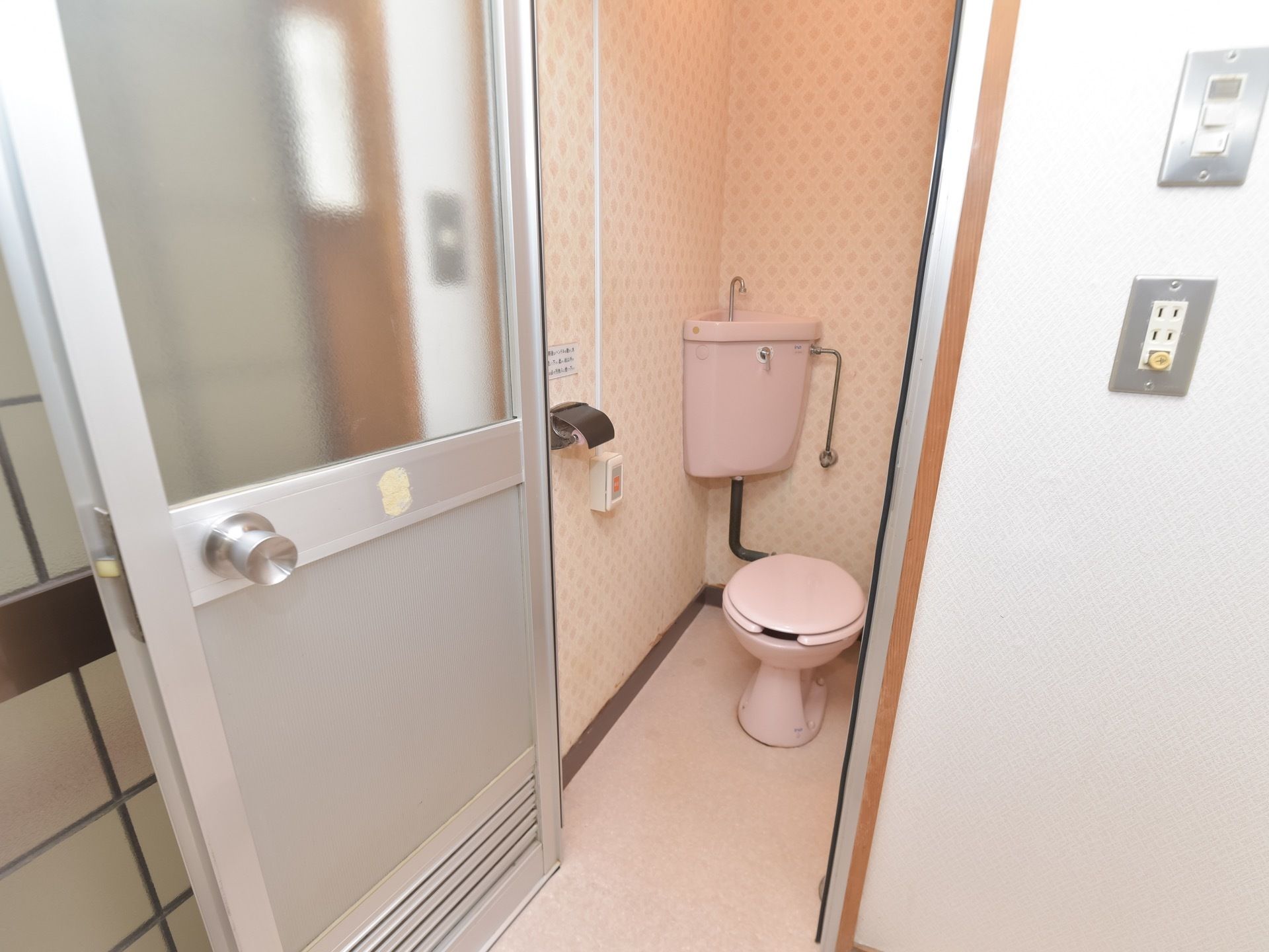 淡いピンクが基調の清潔感のあるトイレである。非常呼び出しブザーが完備されているので、いざという時でも安心である。