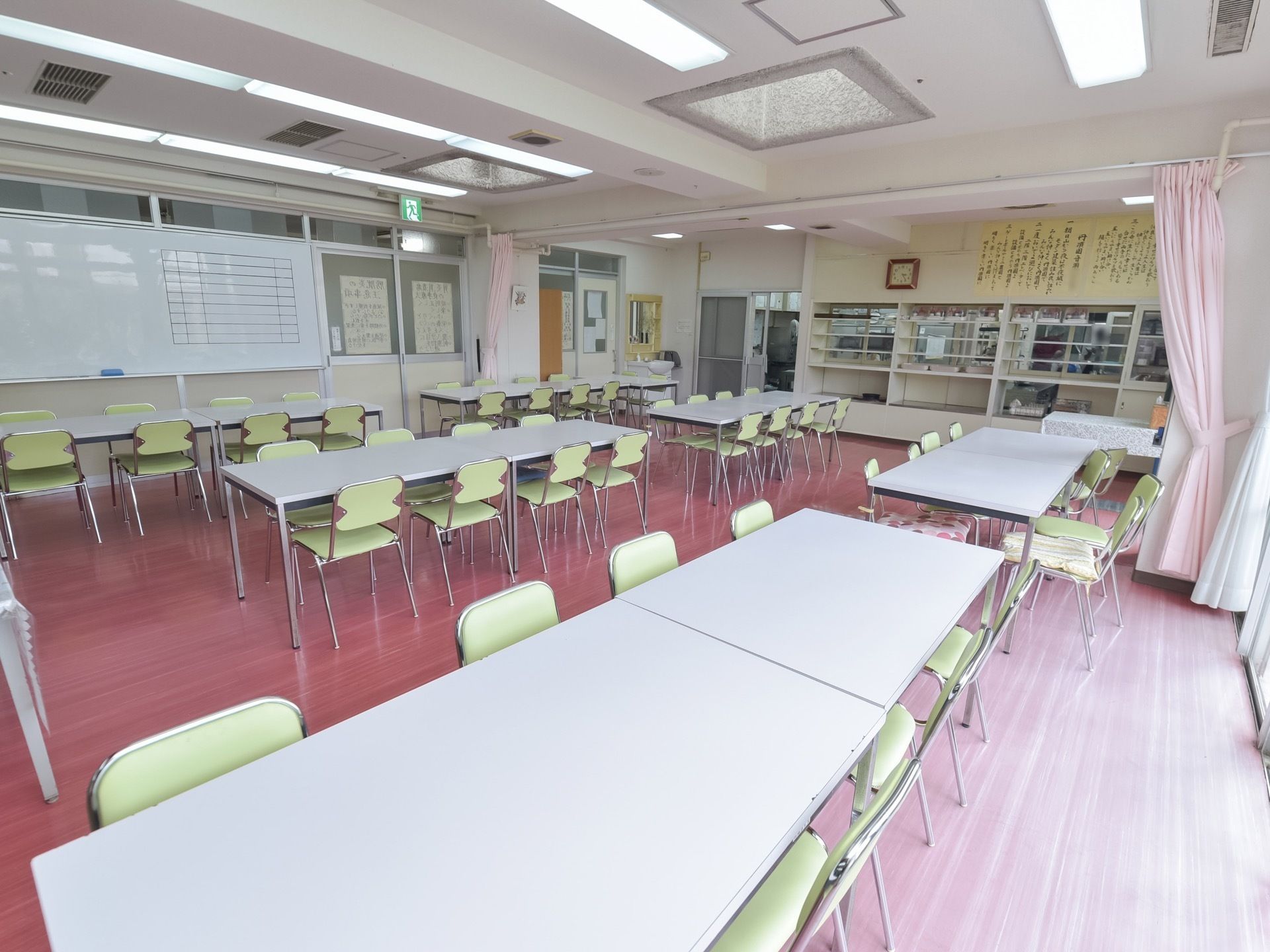 広々とした明るく開放感のある食堂である。４人掛けの真っ白なダイニングテーブルが３列に並べられている。