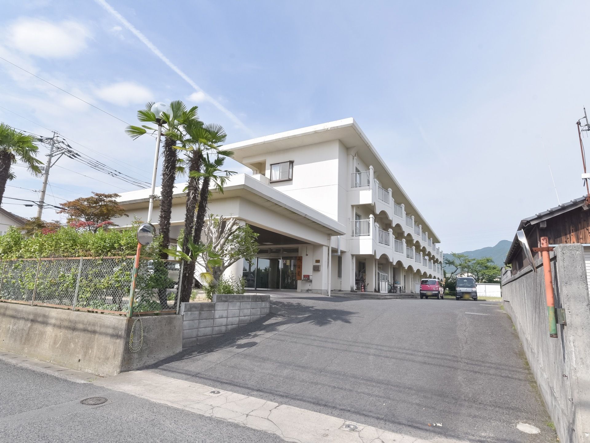 真っ白な３階建ての建物である。周辺はアスファルトで整地されており、各居室にバルコニーが完備されている。
