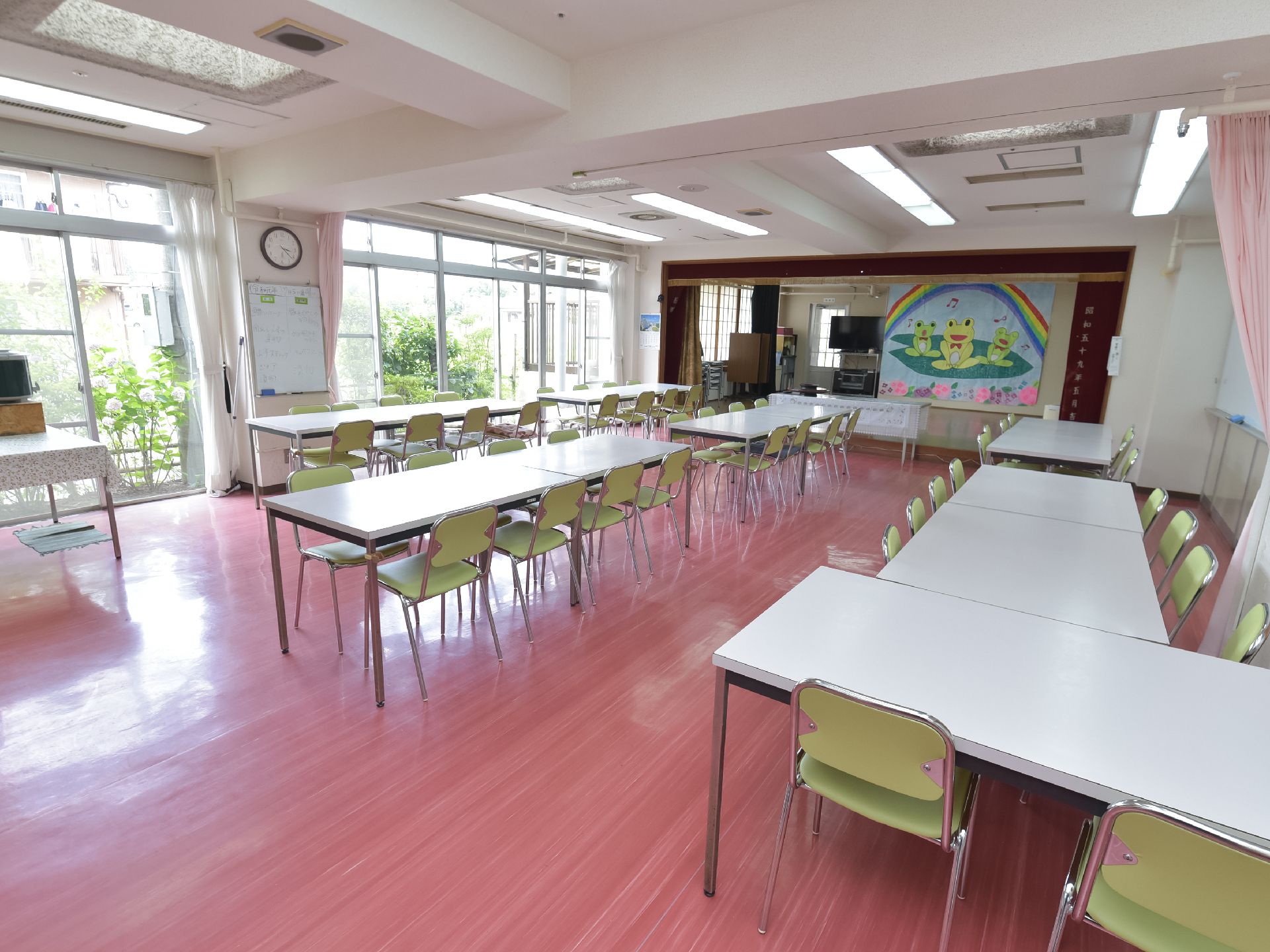 大きなステージが一緒になっている、とても広い共有スペース