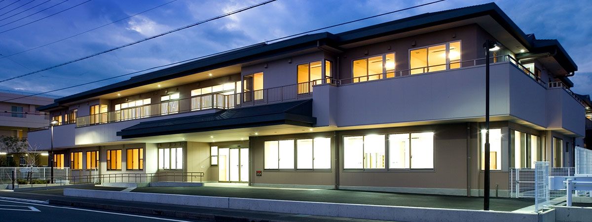 夕暮れ時の落ち着いた建物