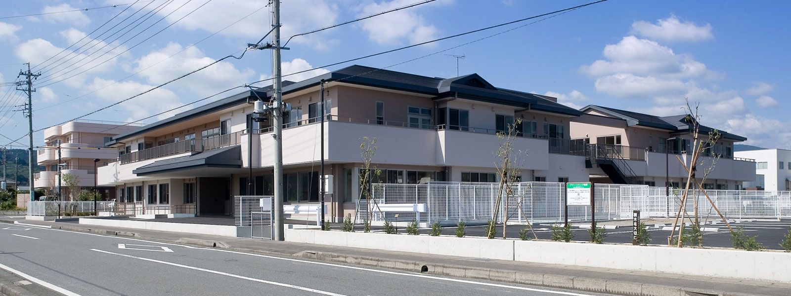 広々とした施設の外観