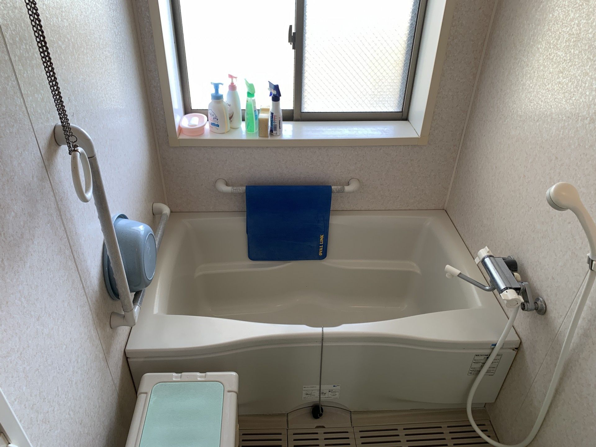手すり付きの浴室