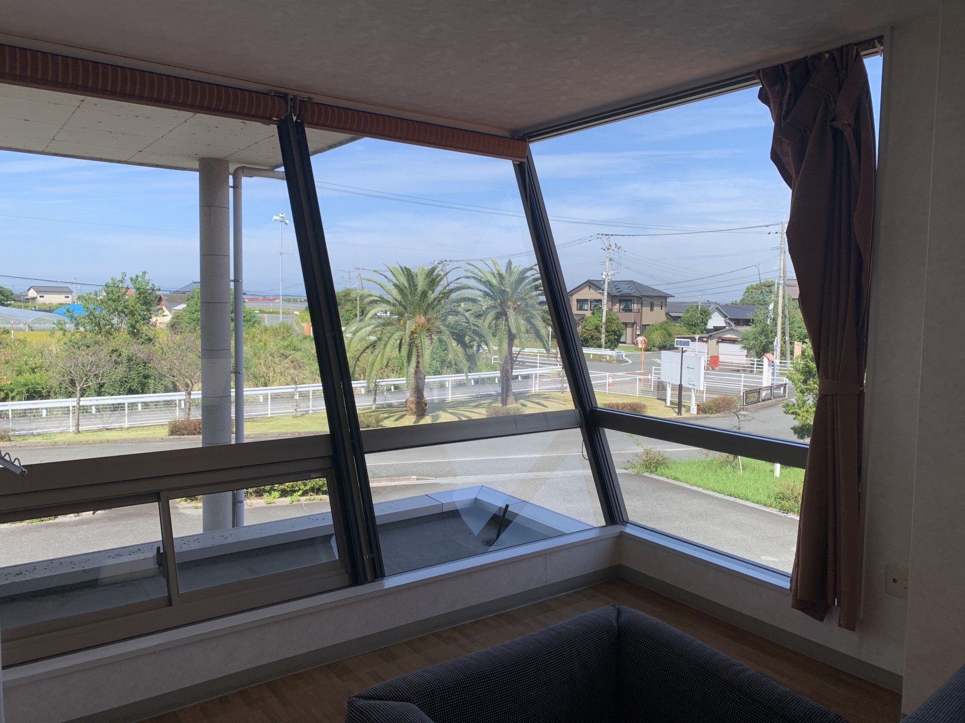 大きな窓のある部屋