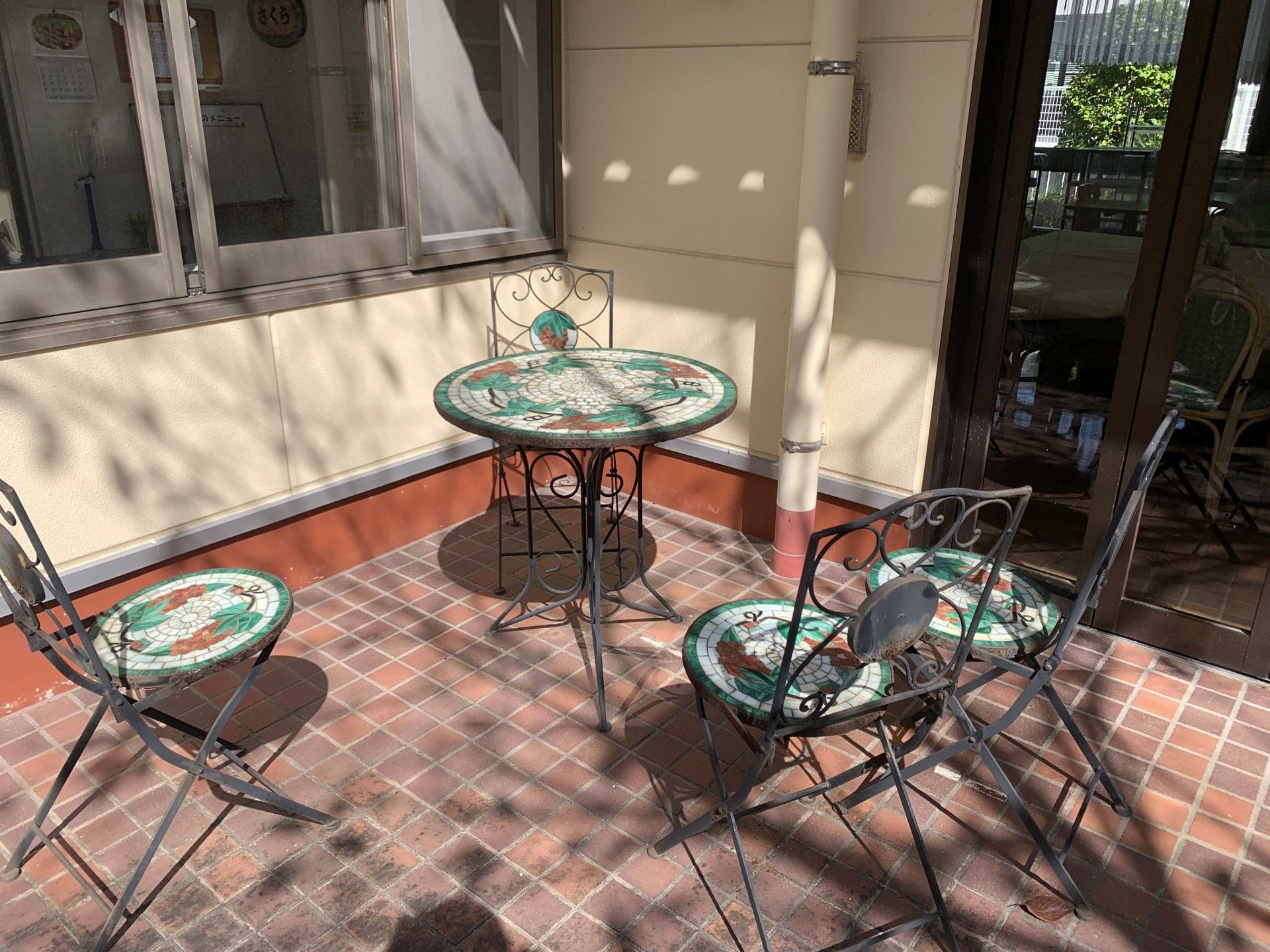 日差しの入るテラス席