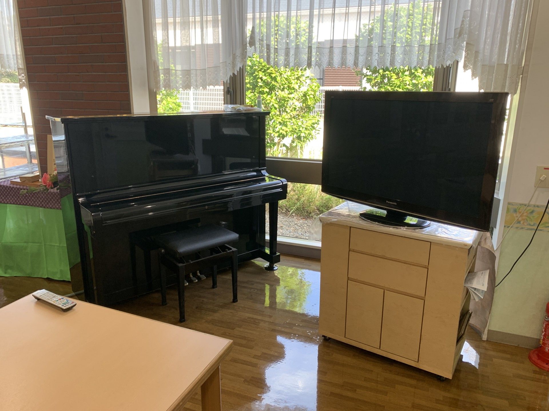 ピアノとテレビのある部屋