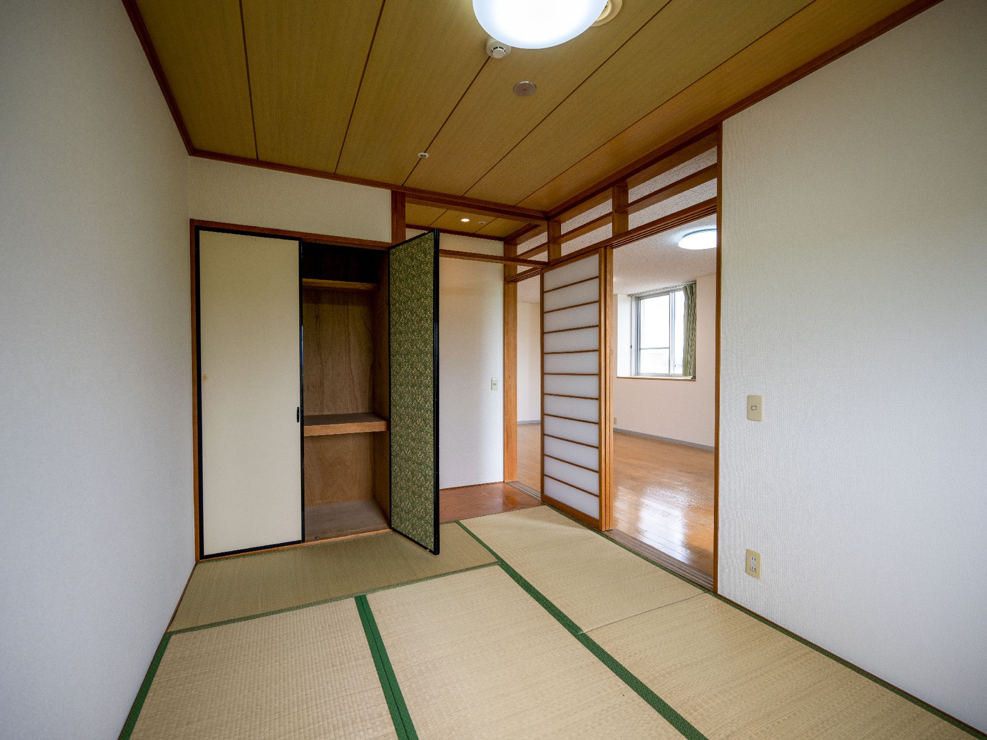 白い部屋に敷かれた畳の部屋