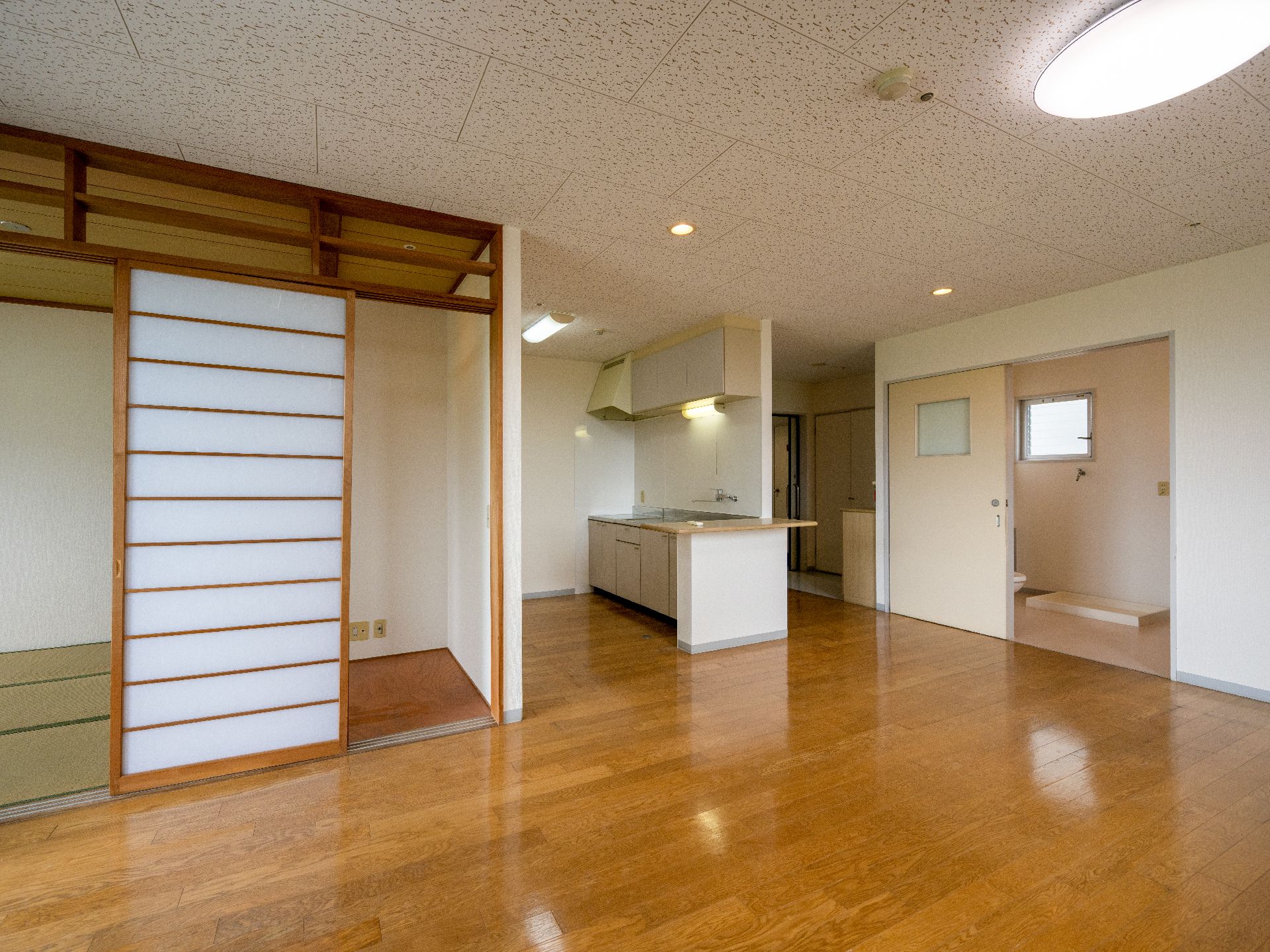 何も置いていないフローリングの床の大きな部屋