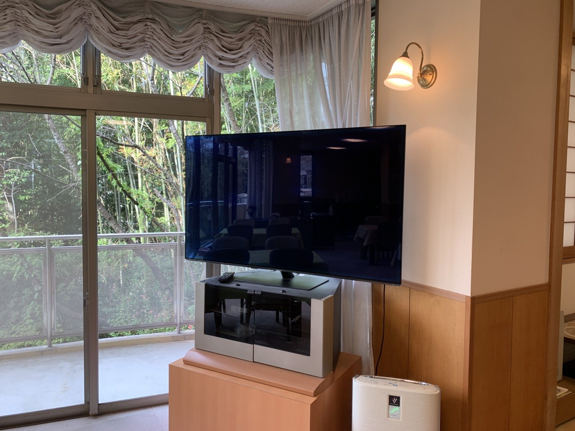 大きなテレビと窓辺