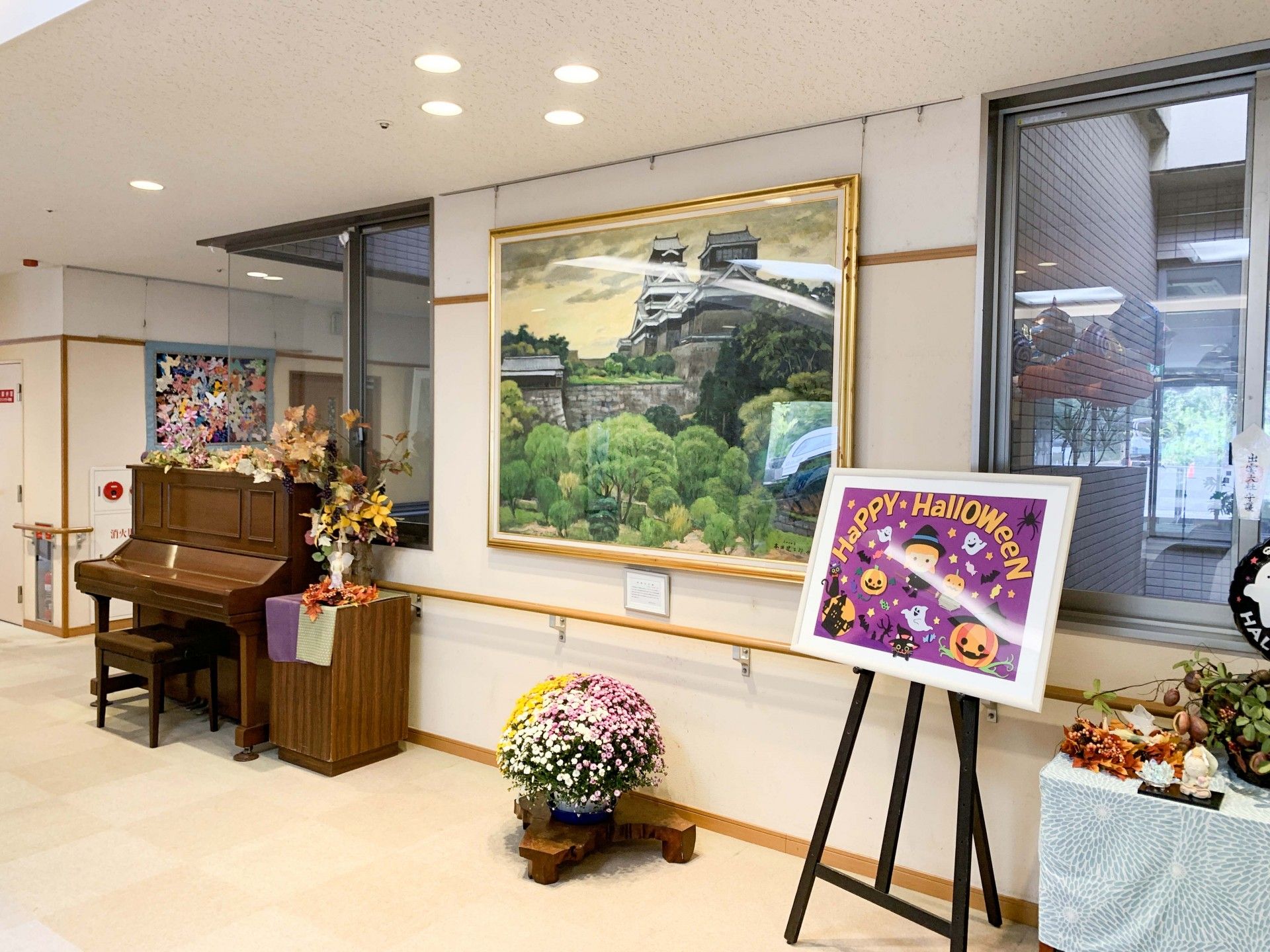 季節の装飾がある廊下