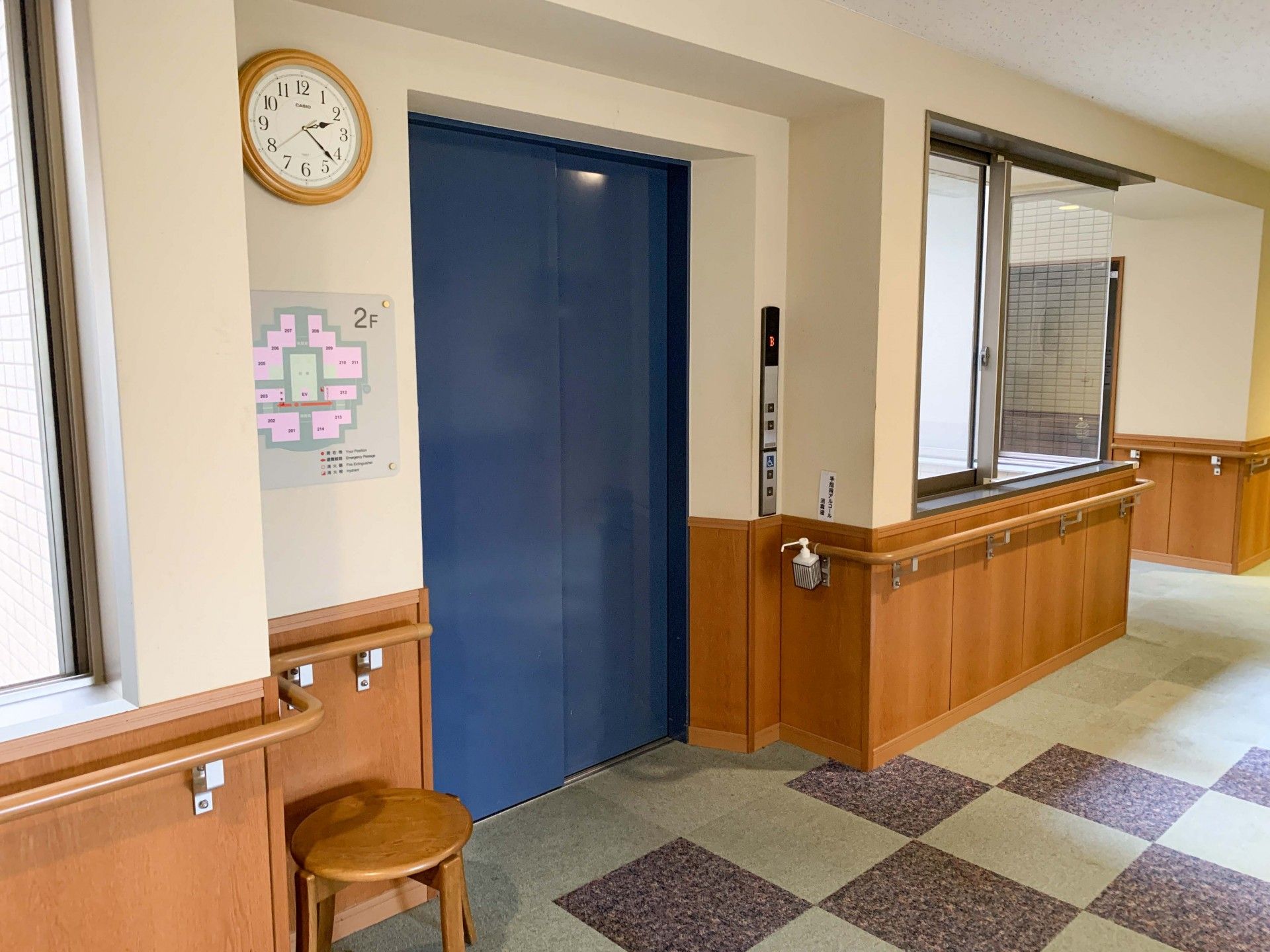エレベーター前の廊下