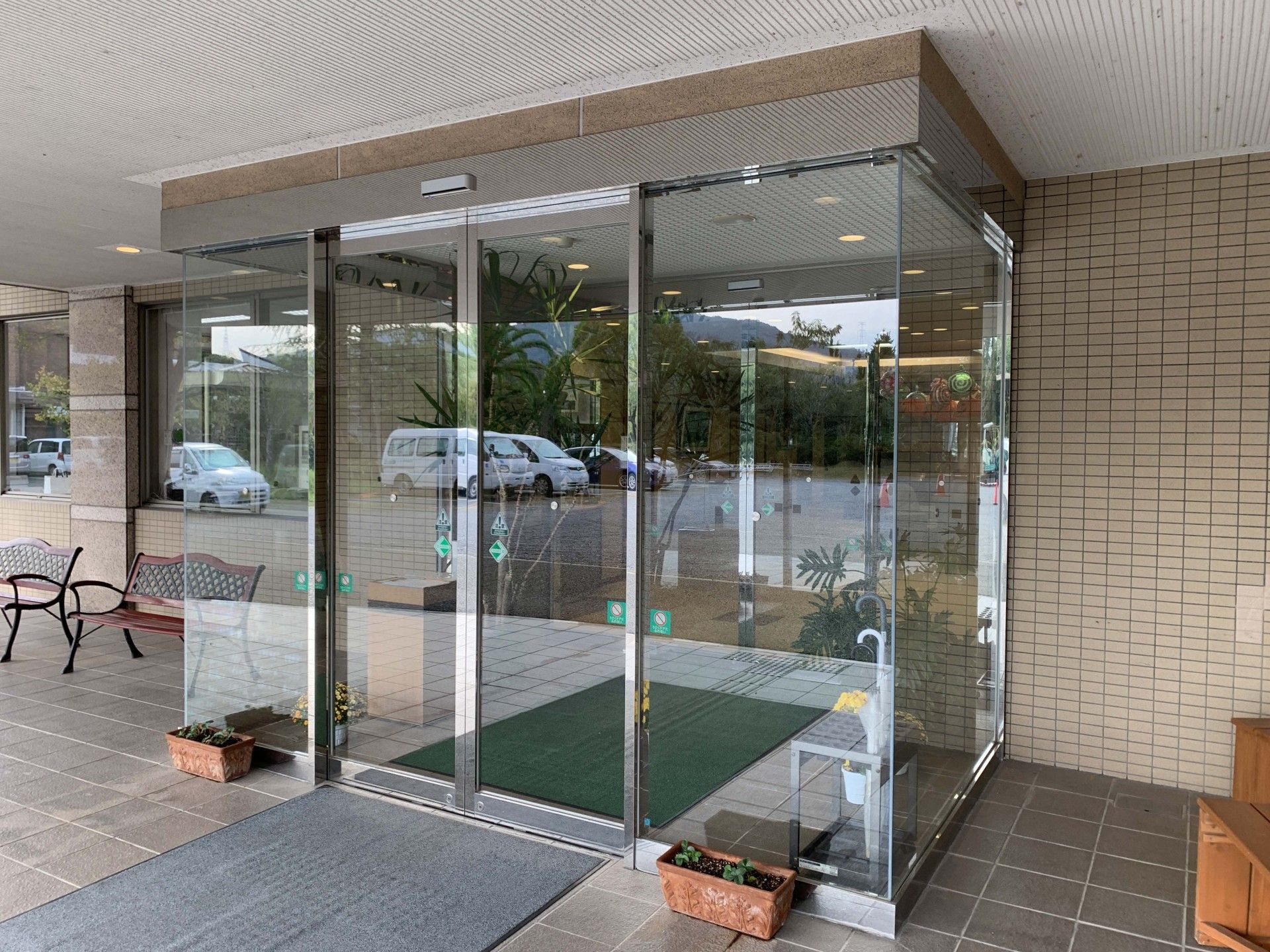 ガラスの自動ドア入口