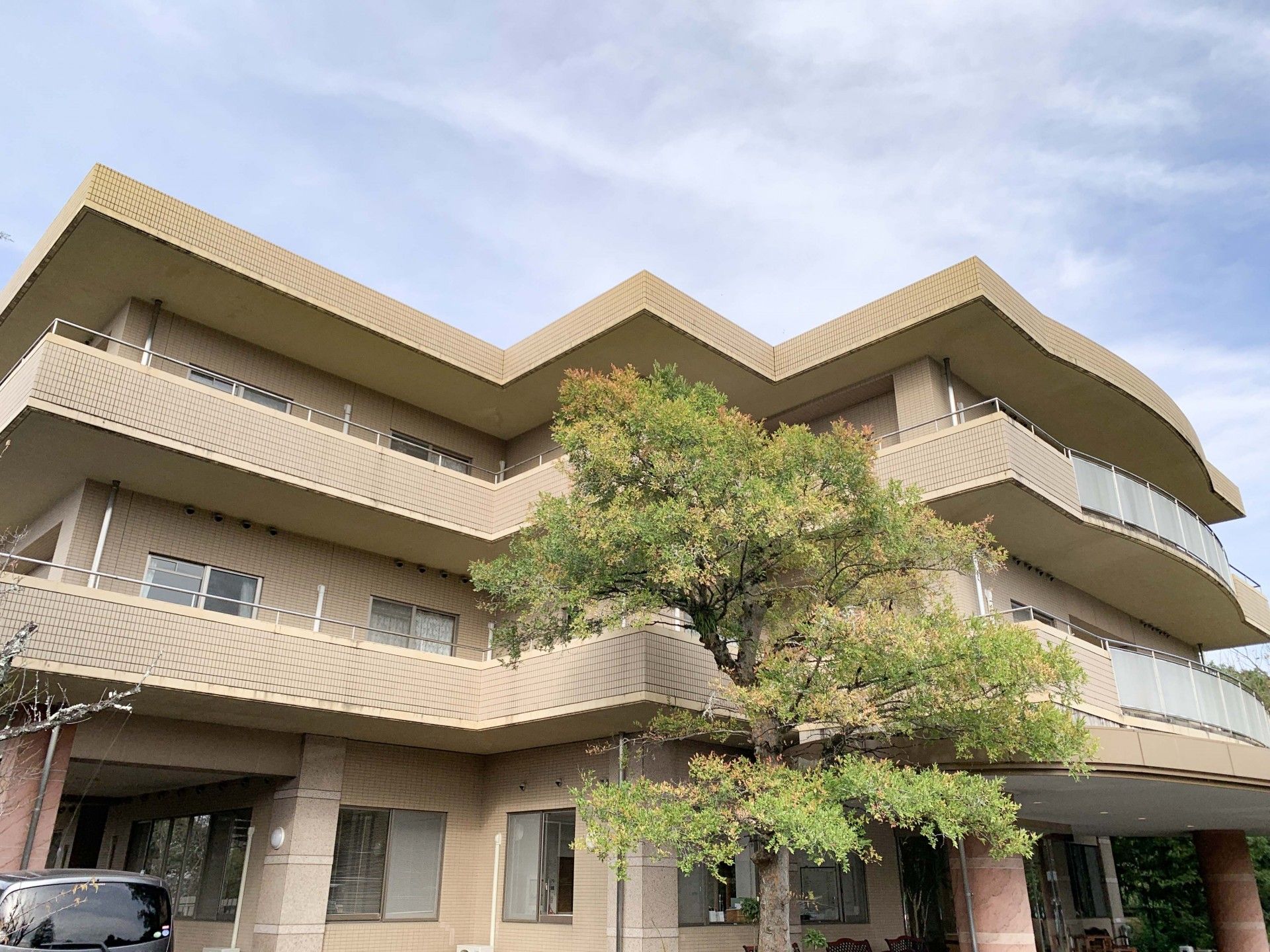 緑豊かな建物外観