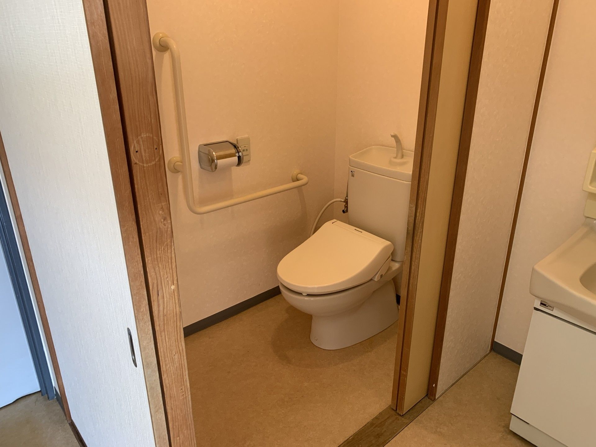 手すり付きのトイレ