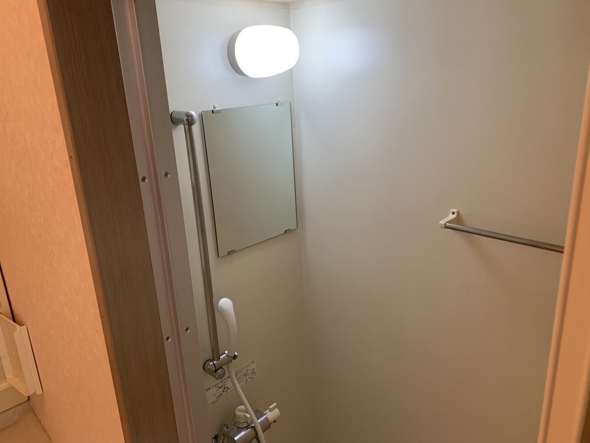 手すり付きの浴室